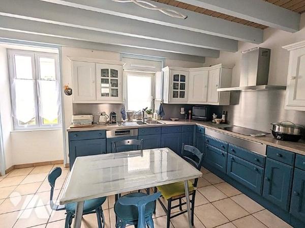 A proximité des commerces, jolie maison charentaise sur 2 niveaux rénovée avec goût avec jardin clos