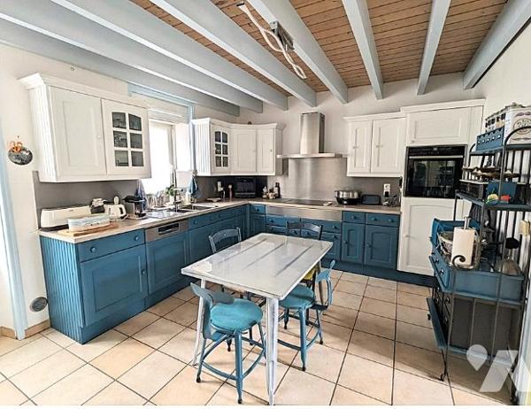 A proximité des commerces, jolie maison charentaise sur 2 niveaux rénovée avec goût avec jardin clos