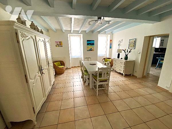 A proximité des commerces, jolie maison charentaise sur 2 niveaux rénovée avec goût avec jardin clos