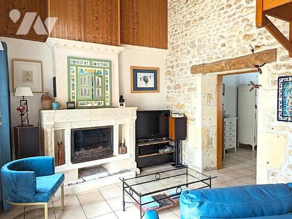 A proximité des commerces, jolie maison charentaise sur 2 niveaux rénovée avec goût avec jardin clos