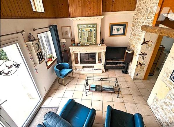 A proximité des commerces, jolie maison charentaise sur 2 niveaux rénovée avec goût avec jardin clos