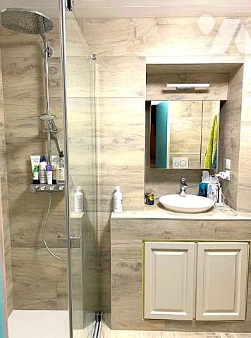 A proximité des commerces, jolie maison charentaise sur 2 niveaux rénovée avec goût avec jardin clos