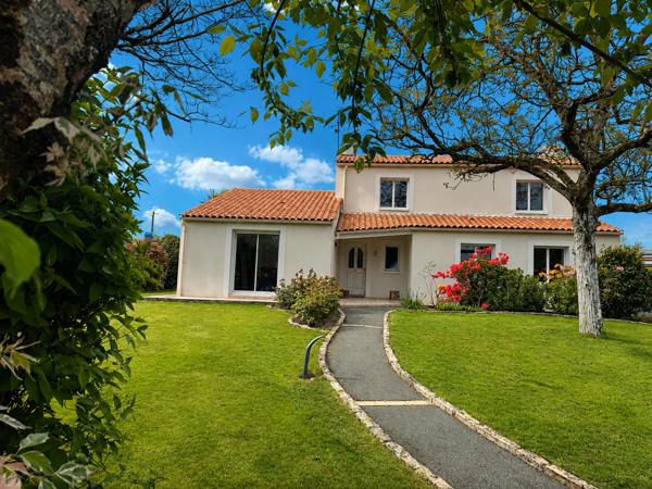 AUBIGNY LES CLOUZEAUX, maison d'architecte 180 m², 5 chambres, 1180 m² terrain clos.