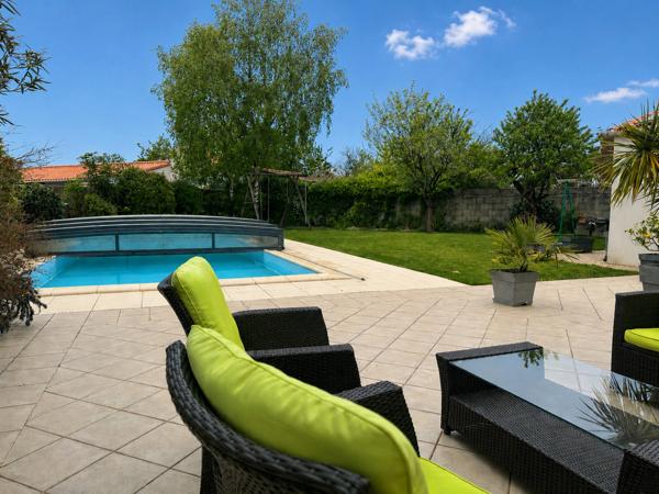AUBIGNY LES CLOUZEAUX, maison d'architecte 180 m², 5 chambres, 1180 m² terrain clos.