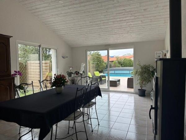 AUBIGNY LES CLOUZEAUX, maison d'architecte 180 m², 5 chambres, 1180 m² terrain clos.