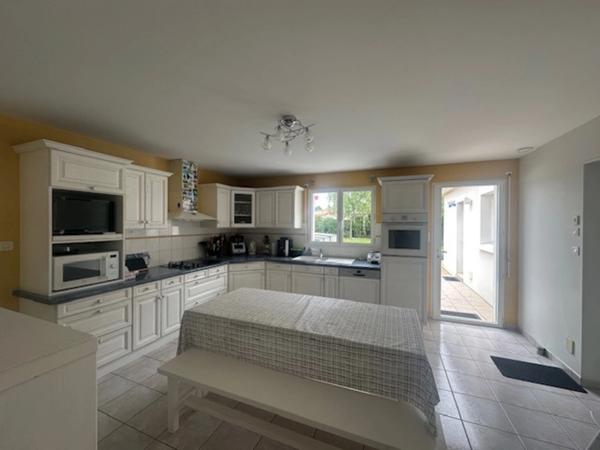 AUBIGNY LES CLOUZEAUX, maison d'architecte 180 m², 5 chambres, 1180 m² terrain clos.