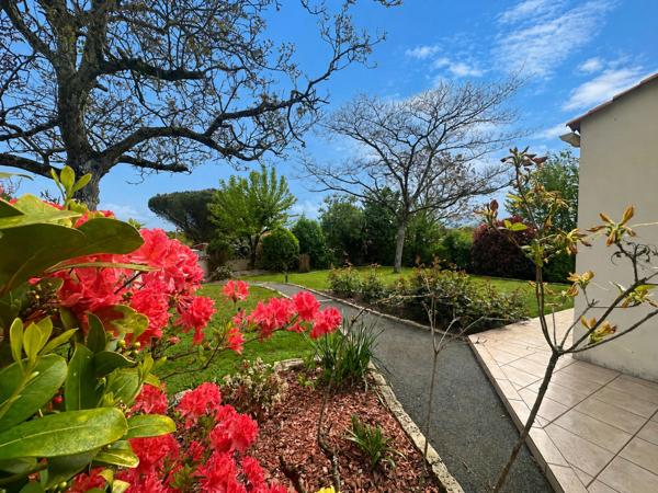 AUBIGNY LES CLOUZEAUX, maison d'architecte 180 m², 5 chambres, 1180 m² terrain clos.
