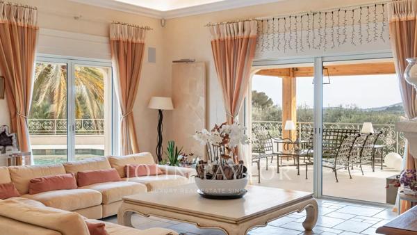 Biot - Magnifique Villa dans un Domaine Prestigieux