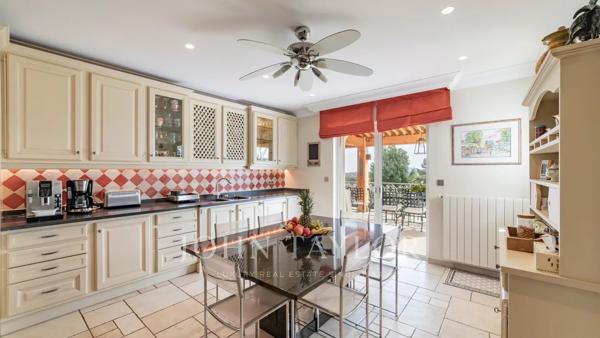 Biot - Magnifique Villa dans un Domaine Prestigieux