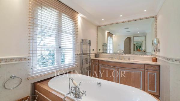 Biot - Magnifique Villa dans un Domaine Prestigieux