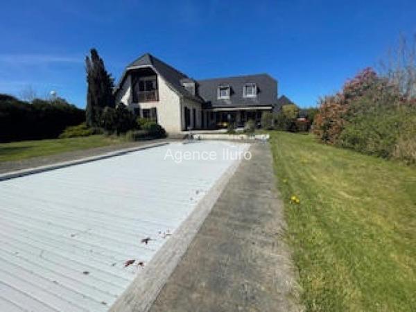 Maison - Proximite oloron-sainte-marie - Réf.:205401 PROXIMITE IMMEDIATE OLORON - CHARMANTE VILLA AUX BEAUX VOLUMES AVEC PISCINE ET DEPENDANCE -