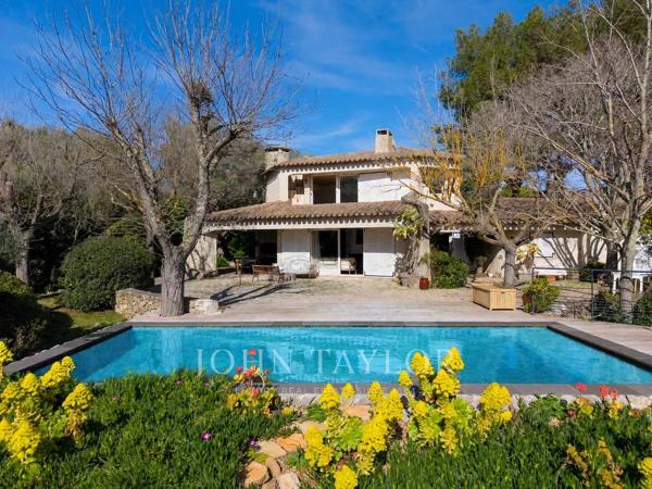 Sanary-sur-Mer – Villa d’architecte avec piscine, garage et aperçu mer