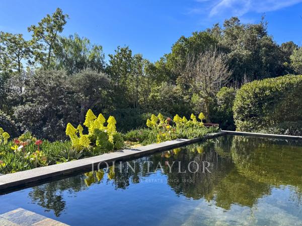 Sanary-sur-Mer – Villa d’architecte avec piscine, garage et aperçu mer