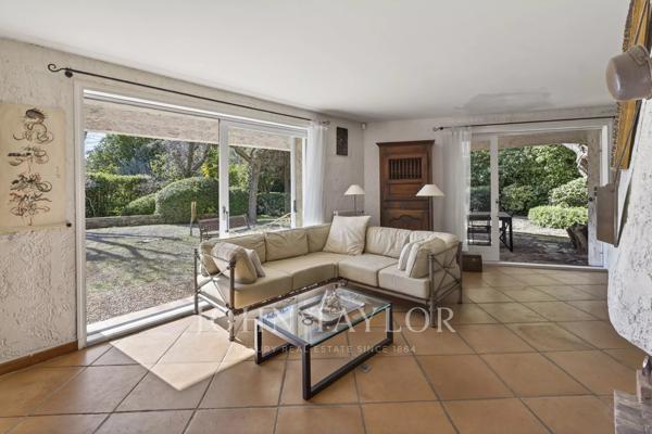 Sanary-sur-Mer – Villa d’architecte avec piscine, garage et aperçu mer