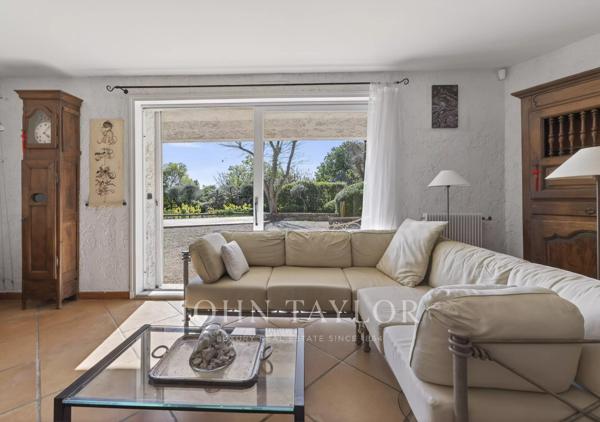 Sanary-sur-Mer – Villa d’architecte avec piscine, garage et aperçu mer