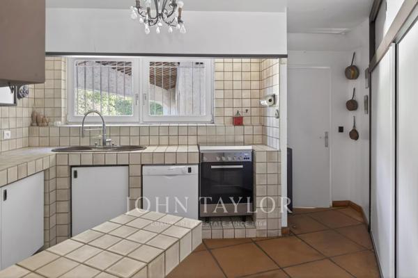 Sanary-sur-Mer – Villa d’architecte avec piscine, garage et aperçu mer
