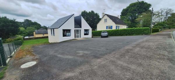 LOCAL COMMERCIAL 70 m² – EMPLACEMENT STRATÉGIQUE – GRAND PARKING – SAINT-JEAN-LA-POTERIE