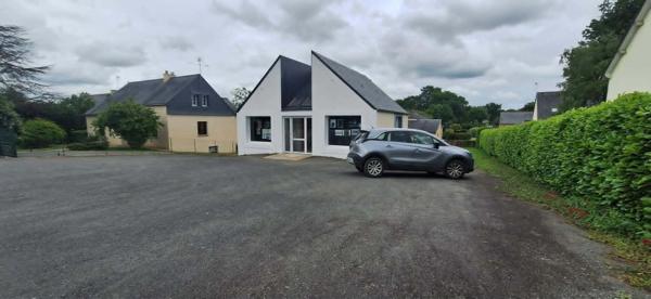 LOCAL COMMERCIAL 70 m² – EMPLACEMENT STRATÉGIQUE – GRAND PARKING – SAINT-JEAN-LA-POTERIE