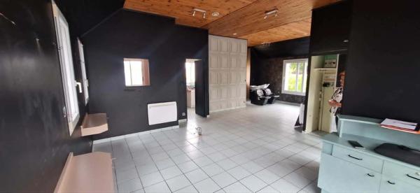 LOCAL COMMERCIAL 70 m² – EMPLACEMENT STRATÉGIQUE – GRAND PARKING – SAINT-JEAN-LA-POTERIE