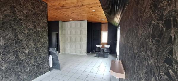 LOCAL COMMERCIAL 70 m² – EMPLACEMENT STRATÉGIQUE – GRAND PARKING – SAINT-JEAN-LA-POTERIE