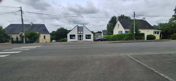 LOCAL COMMERCIAL 70 m² – EMPLACEMENT STRATÉGIQUE – GRAND PARKING – SAINT-JEAN-LA-POTERIE