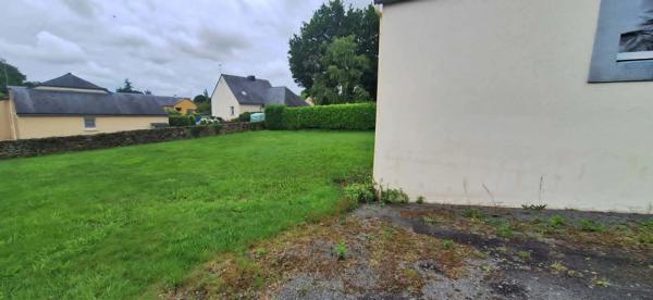 LOCAL COMMERCIAL 70 m² – EMPLACEMENT STRATÉGIQUE – GRAND PARKING – SAINT-JEAN-LA-POTERIE