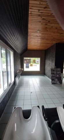 LOCAL COMMERCIAL 70 m² – EMPLACEMENT STRATÉGIQUE – GRAND PARKING – SAINT-JEAN-LA-POTERIE