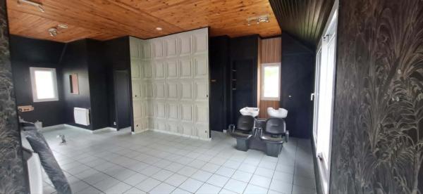 LOCAL COMMERCIAL 70 m² – EMPLACEMENT STRATÉGIQUE – GRAND PARKING – SAINT-JEAN-LA-POTERIE