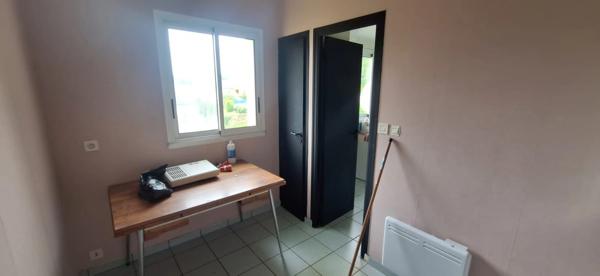 LOCAL COMMERCIAL 70 m² – EMPLACEMENT STRATÉGIQUE – GRAND PARKING – SAINT-JEAN-LA-POTERIE