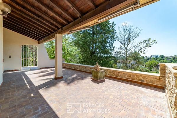 Propriété familiale avec vue sur la Tour Magne et ses bureaux indépendants