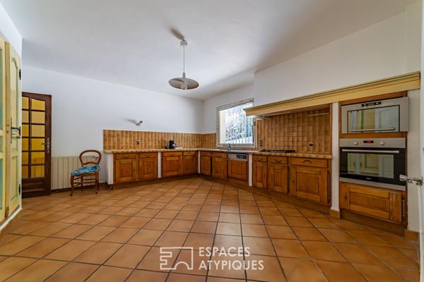 Propriété familiale avec vue sur la Tour Magne et ses bureaux indépendants