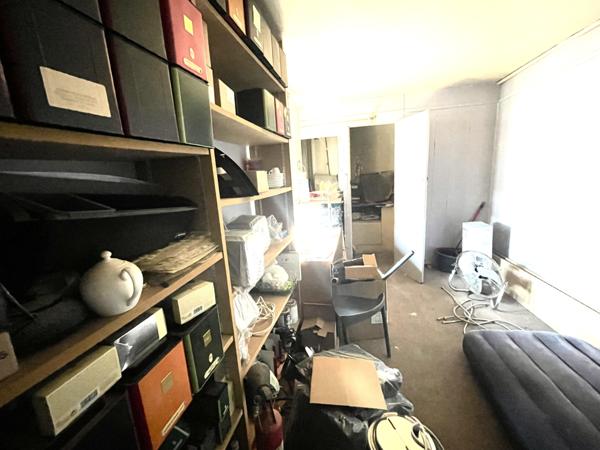 Immeuble avec étages et commerce