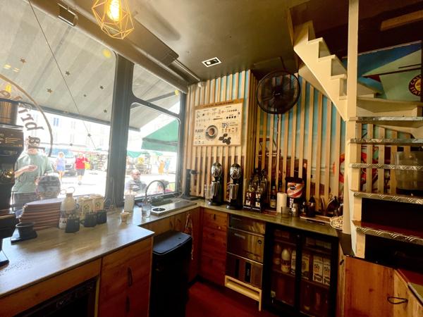 Immeuble avec étages et commerce