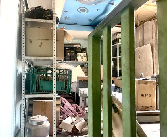 Immeuble avec étages et commerce