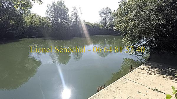 Terrain de loisirs de plus de 800 m2  + un abri en dur de plus de 20 m2avec un abri au bord de la rivière à La Guierche