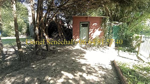 Terrain de loisirs de plus de 800 m2  + un abri en dur de plus de 20 m2avec un abri au bord de la rivière à La Guierche