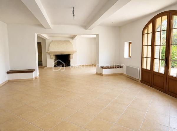 Au cœur de La Valette-du-Var, dans un environnement particulièrement calme et préservé, ce magnifique mas provençal du XIXᵉ siècle offre un cadre de vie rare empreint d’authenticité et de charme.

Édifiée sur un terrain de  1 666 m², cette propriété développe de beaux volumes et conserve de nombreux éléments d’origine qui témoignent de son histoire. Son architecture traditionnelle, ses espaces extérieurs baignés de lumière et son atmosphère intemporelle en font un bien singulier, destiné aux amoureux des demeures de caractère.

La propriété bénéficie également de dépendances indépendantes, d’un puit, de vastes terrasses ainsi que d’un bassin d'agrément , autant d’atouts qui renforcent le potentiel de cet ensemble.

Ce mas nécessitera une rénovation globale afin de révéler toute la noblesse de son architecture et d’être adapté aux exigences de confort actuelles. Il représente une opportunité rare d’acquérir une propriété de caractère et de lui offrir une nouvelle histoire, dans le respect de son identité provençale.

Proposé en l’état, ce bien s’adresse aux amateurs de belles pierres, aux passionnés de rénovation et aux acquéreurs en quête d’un projet patrimonial d’exception.

Les points forts :

* Authentique mas provençal des XVIIIᵉ et XIXᵉ siècles
* Environnement résidentiel calme et recherché
* Terrain d’environ 1 666 m²
* Dépendances indépendantes
* Puit, terrasses et bassin d'agrément 3mx8mx1.20m
* Charme de l’ancien et fort potentiel de valorisation
* Un bien rare à réinventer selon vos envies