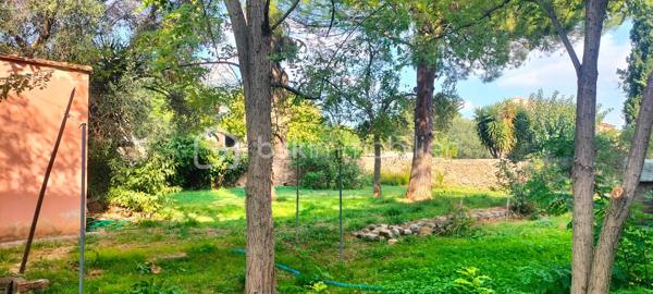 Au cœur de La Valette-du-Var, dans un environnement particulièrement calme et préservé, ce magnifique mas provençal du XIXᵉ siècle offre un cadre de vie rare empreint d’authenticité et de charme.

Édifiée sur un terrain de  1 666 m², cette propriété développe de beaux volumes et conserve de nombreux éléments d’origine qui témoignent de son histoire. Son architecture traditionnelle, ses espaces extérieurs baignés de lumière et son atmosphère intemporelle en font un bien singulier, destiné aux amoureux des demeures de caractère.

La propriété bénéficie également de dépendances indépendantes, d’un puit, de vastes terrasses ainsi que d’un bassin d'agrément , autant d’atouts qui renforcent le potentiel de cet ensemble.

Ce mas nécessitera une rénovation globale afin de révéler toute la noblesse de son architecture et d’être adapté aux exigences de confort actuelles. Il représente une opportunité rare d’acquérir une propriété de caractère et de lui offrir une nouvelle histoire, dans le respect de son identité provençale.

Proposé en l’état, ce bien s’adresse aux amateurs de belles pierres, aux passionnés de rénovation et aux acquéreurs en quête d’un projet patrimonial d’exception.

Les points forts :

* Authentique mas provençal des XVIIIᵉ et XIXᵉ siècles
* Environnement résidentiel calme et recherché
* Terrain d’environ 1 666 m²
* Dépendances indépendantes
* Puit, terrasses et bassin d'agrément 3mx8mx1.20m
* Charme de l’ancien et fort potentiel de valorisation
* Un bien rare à réinventer selon vos envies