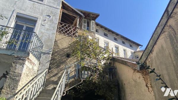 Immeuble entier composé de 5 appartements + 1 local professionnel + local technique + greniers dans 