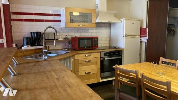 Immeuble entier composé de 5 appartements + 1 local professionnel + local technique + greniers dans 