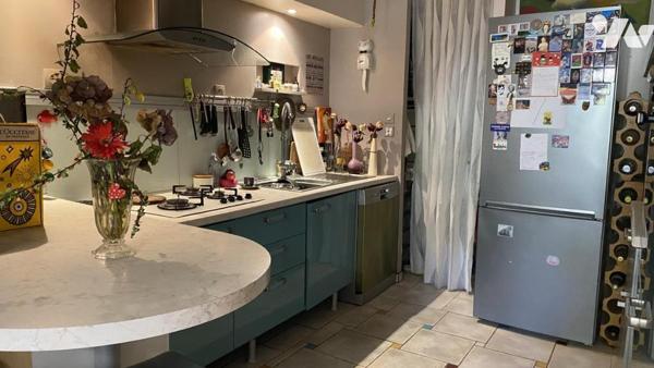 Immeuble entier composé de 5 appartements + 1 local professionnel + local technique + greniers dans 