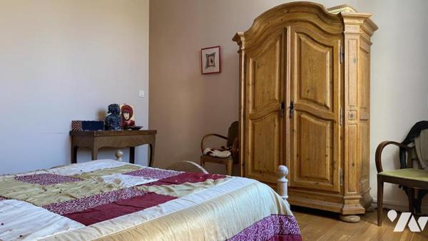 Immeuble entier composé de 5 appartements + 1 local professionnel + local technique + greniers dans 