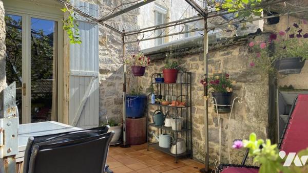 Immeuble entier composé de 5 appartements + 1 local professionnel + local technique + greniers dans 