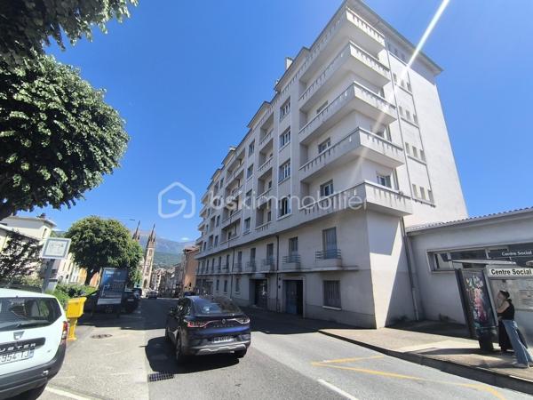 Idéal premier achat ou investissement locatif ! Découvrez cet appartement lumineux de 55 m², situé au 1er étage d'une résidence calme de 18 appartements, avec ascenseur et digicode pour votre tranquillité.
📍 Emplacement
Résidence calme de 18 appartements
Ascenseur et digicode
Exposition Nord
Vue Vouise

🏠 L'appartement
Sas d'entrée
1 chambre indépendante avec parquet
Séjour avec parquet
Cuisine
Salle de douche
WC indépendant

📦 Annexes
Une cave au niveau -1
Un grenier au dernier étage
Possibilité d'un garage en supplément

🔧 Confort et équipements
Chaudière gaz individuelle assez récente
Menuiseries côté avenue en PVC double vitrage (moins de 3 ans)
Volets en acier
Assainissement collectif, raccordé au réseau d'eaux usées de la commune

✨ À prévoir
Rénovation à prévoir dans ce bien, idéal pour le personnaliser à votre goût

Un bel appartement avec du cachet (parquet, séjour lumineux) et de vrais atouts pratiques (cave, grenier, ascenseur). Une belle opportunité à saisir pour se projeter et créer un intérieur à son image !

📞 Pour plus d'informations ou organiser une visite, contactez Anaïs Emptaz au 06 85 15 52 63.
Cette annonce vous est présentée par votre agent commercial BSK Immobilier ANAÏS EMPTAZ-COLOMB (EI) immatriculé au RSAC de GRENOBLE (38000) sous le numéro 88235476400046.