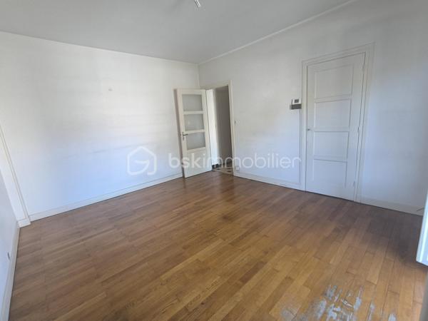 Idéal premier achat ou investissement locatif ! Découvrez cet appartement lumineux de 55 m², situé au 1er étage d'une résidence calme de 18 appartements, avec ascenseur et digicode pour votre tranquillité.
📍 Emplacement
Résidence calme de 18 appartements
Ascenseur et digicode
Exposition Nord
Vue Vouise

🏠 L'appartement
Sas d'entrée
1 chambre indépendante avec parquet
Séjour avec parquet
Cuisine
Salle de douche
WC indépendant

📦 Annexes
Une cave au niveau -1
Un grenier au dernier étage
Possibilité d'un garage en supplément

🔧 Confort et équipements
Chaudière gaz individuelle assez récente
Menuiseries côté avenue en PVC double vitrage (moins de 3 ans)
Volets en acier
Assainissement collectif, raccordé au réseau d'eaux usées de la commune

✨ À prévoir
Rénovation à prévoir dans ce bien, idéal pour le personnaliser à votre goût

Un bel appartement avec du cachet (parquet, séjour lumineux) et de vrais atouts pratiques (cave, grenier, ascenseur). Une belle opportunité à saisir pour se projeter et créer un intérieur à son image !

📞 Pour plus d'informations ou organiser une visite, contactez Anaïs Emptaz au 06 85 15 52 63.
Cette annonce vous est présentée par votre agent commercial BSK Immobilier ANAÏS EMPTAZ-COLOMB (EI) immatriculé au RSAC de GRENOBLE (38000) sous le numéro 88235476400046.