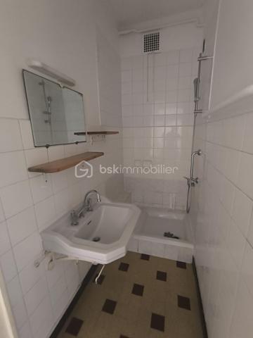 Idéal premier achat ou investissement locatif ! Découvrez cet appartement lumineux de 55 m², situé au 1er étage d'une résidence calme de 18 appartements, avec ascenseur et digicode pour votre tranquillité.
📍 Emplacement
Résidence calme de 18 appartements
Ascenseur et digicode
Exposition Nord
Vue Vouise

🏠 L'appartement
Sas d'entrée
1 chambre indépendante avec parquet
Séjour avec parquet
Cuisine
Salle de douche
WC indépendant

📦 Annexes
Une cave au niveau -1
Un grenier au dernier étage
Possibilité d'un garage en supplément

🔧 Confort et équipements
Chaudière gaz individuelle assez récente
Menuiseries côté avenue en PVC double vitrage (moins de 3 ans)
Volets en acier
Assainissement collectif, raccordé au réseau d'eaux usées de la commune

✨ À prévoir
Rénovation à prévoir dans ce bien, idéal pour le personnaliser à votre goût

Un bel appartement avec du cachet (parquet, séjour lumineux) et de vrais atouts pratiques (cave, grenier, ascenseur). Une belle opportunité à saisir pour se projeter et créer un intérieur à son image !

📞 Pour plus d'informations ou organiser une visite, contactez Anaïs Emptaz au 06 85 15 52 63.
Cette annonce vous est présentée par votre agent commercial BSK Immobilier ANAÏS EMPTAZ-COLOMB (EI) immatriculé au RSAC de GRENOBLE (38000) sous le numéro 88235476400046.