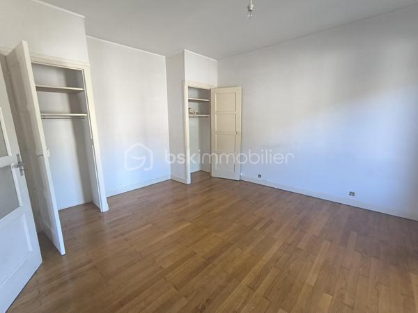 Idéal premier achat ou investissement locatif ! Découvrez cet appartement lumineux de 55 m², situé au 1er étage d'une résidence calme de 18 appartements, avec ascenseur et digicode pour votre tranquillité.
📍 Emplacement
Résidence calme de 18 appartements
Ascenseur et digicode
Exposition Nord
Vue Vouise

🏠 L'appartement
Sas d'entrée
1 chambre indépendante avec parquet
Séjour avec parquet
Cuisine
Salle de douche
WC indépendant

📦 Annexes
Une cave au niveau -1
Un grenier au dernier étage
Possibilité d'un garage en supplément

🔧 Confort et équipements
Chaudière gaz individuelle assez récente
Menuiseries côté avenue en PVC double vitrage (moins de 3 ans)
Volets en acier
Assainissement collectif, raccordé au réseau d'eaux usées de la commune

✨ À prévoir
Rénovation à prévoir dans ce bien, idéal pour le personnaliser à votre goût

Un bel appartement avec du cachet (parquet, séjour lumineux) et de vrais atouts pratiques (cave, grenier, ascenseur). Une belle opportunité à saisir pour se projeter et créer un intérieur à son image !

📞 Pour plus d'informations ou organiser une visite, contactez Anaïs Emptaz au 06 85 15 52 63.
Cette annonce vous est présentée par votre agent commercial BSK Immobilier ANAÏS EMPTAZ-COLOMB (EI) immatriculé au RSAC de GRENOBLE (38000) sous le numéro 88235476400046.