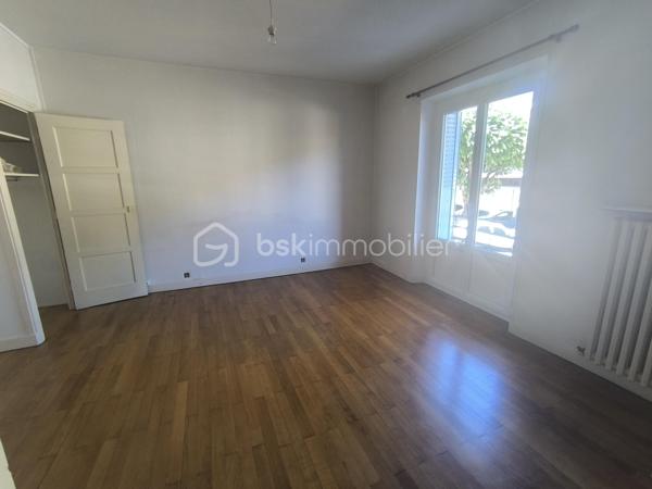 Idéal premier achat ou investissement locatif ! Découvrez cet appartement lumineux de 55 m², situé au 1er étage d'une résidence calme de 18 appartements, avec ascenseur et digicode pour votre tranquillité.
📍 Emplacement
Résidence calme de 18 appartements
Ascenseur et digicode
Exposition Nord
Vue Vouise

🏠 L'appartement
Sas d'entrée
1 chambre indépendante avec parquet
Séjour avec parquet
Cuisine
Salle de douche
WC indépendant

📦 Annexes
Une cave au niveau -1
Un grenier au dernier étage
Possibilité d'un garage en supplément

🔧 Confort et équipements
Chaudière gaz individuelle assez récente
Menuiseries côté avenue en PVC double vitrage (moins de 3 ans)
Volets en acier
Assainissement collectif, raccordé au réseau d'eaux usées de la commune

✨ À prévoir
Rénovation à prévoir dans ce bien, idéal pour le personnaliser à votre goût

Un bel appartement avec du cachet (parquet, séjour lumineux) et de vrais atouts pratiques (cave, grenier, ascenseur). Une belle opportunité à saisir pour se projeter et créer un intérieur à son image !

📞 Pour plus d'informations ou organiser une visite, contactez Anaïs Emptaz au 06 85 15 52 63.
Cette annonce vous est présentée par votre agent commercial BSK Immobilier ANAÏS EMPTAZ-COLOMB (EI) immatriculé au RSAC de GRENOBLE (38000) sous le numéro 88235476400046.