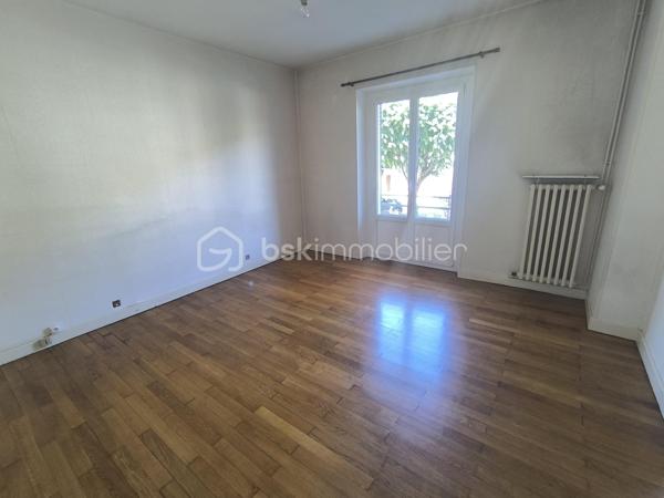 Idéal premier achat ou investissement locatif ! Découvrez cet appartement lumineux de 55 m², situé au 1er étage d'une résidence calme de 18 appartements, avec ascenseur et digicode pour votre tranquillité.
📍 Emplacement
Résidence calme de 18 appartements
Ascenseur et digicode
Exposition Nord
Vue Vouise

🏠 L'appartement
Sas d'entrée
1 chambre indépendante avec parquet
Séjour avec parquet
Cuisine
Salle de douche
WC indépendant

📦 Annexes
Une cave au niveau -1
Un grenier au dernier étage
Possibilité d'un garage en supplément

🔧 Confort et équipements
Chaudière gaz individuelle assez récente
Menuiseries côté avenue en PVC double vitrage (moins de 3 ans)
Volets en acier
Assainissement collectif, raccordé au réseau d'eaux usées de la commune

✨ À prévoir
Rénovation à prévoir dans ce bien, idéal pour le personnaliser à votre goût

Un bel appartement avec du cachet (parquet, séjour lumineux) et de vrais atouts pratiques (cave, grenier, ascenseur). Une belle opportunité à saisir pour se projeter et créer un intérieur à son image !

📞 Pour plus d'informations ou organiser une visite, contactez Anaïs Emptaz au 06 85 15 52 63.
Cette annonce vous est présentée par votre agent commercial BSK Immobilier ANAÏS EMPTAZ-COLOMB (EI) immatriculé au RSAC de GRENOBLE (38000) sous le numéro 88235476400046.