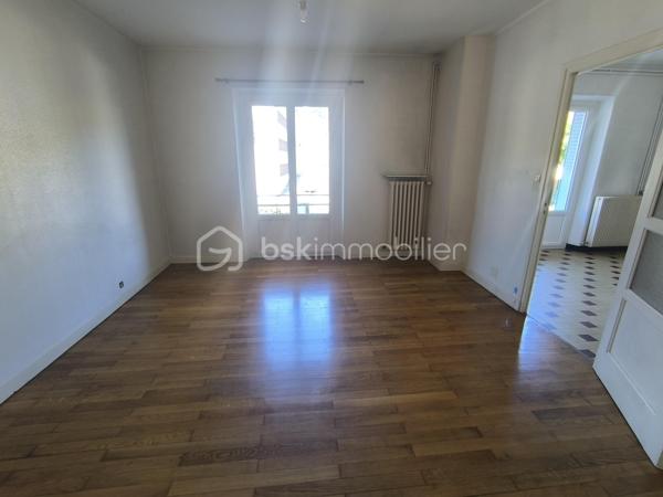 Idéal premier achat ou investissement locatif ! Découvrez cet appartement lumineux de 55 m², situé au 1er étage d'une résidence calme de 18 appartements, avec ascenseur et digicode pour votre tranquillité.
📍 Emplacement
Résidence calme de 18 appartements
Ascenseur et digicode
Exposition Nord
Vue Vouise

🏠 L'appartement
Sas d'entrée
1 chambre indépendante avec parquet
Séjour avec parquet
Cuisine
Salle de douche
WC indépendant

📦 Annexes
Une cave au niveau -1
Un grenier au dernier étage
Possibilité d'un garage en supplément

🔧 Confort et équipements
Chaudière gaz individuelle assez récente
Menuiseries côté avenue en PVC double vitrage (moins de 3 ans)
Volets en acier
Assainissement collectif, raccordé au réseau d'eaux usées de la commune

✨ À prévoir
Rénovation à prévoir dans ce bien, idéal pour le personnaliser à votre goût

Un bel appartement avec du cachet (parquet, séjour lumineux) et de vrais atouts pratiques (cave, grenier, ascenseur). Une belle opportunité à saisir pour se projeter et créer un intérieur à son image !

📞 Pour plus d'informations ou organiser une visite, contactez Anaïs Emptaz au 06 85 15 52 63.
Cette annonce vous est présentée par votre agent commercial BSK Immobilier ANAÏS EMPTAZ-COLOMB (EI) immatriculé au RSAC de GRENOBLE (38000) sous le numéro 88235476400046.